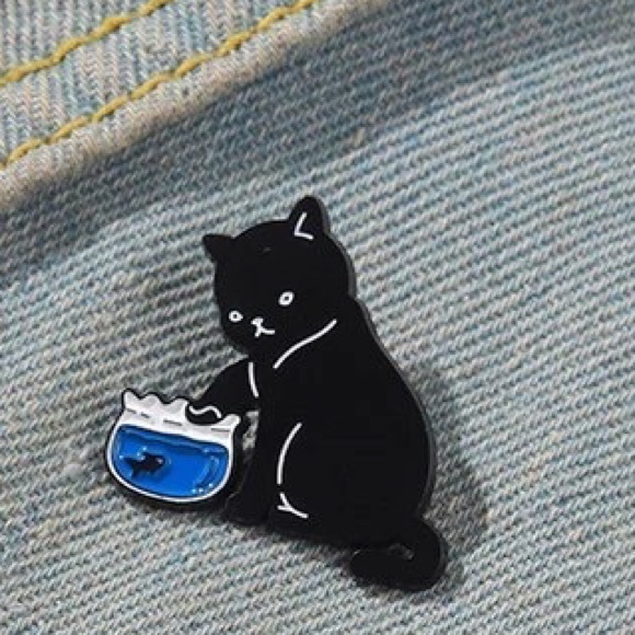 1 LEFT‼️ Black Cat Thief Enamel Pin Sneaky Goldfish Kitty Brooch Blackcat Badge - Picture 5 of 10